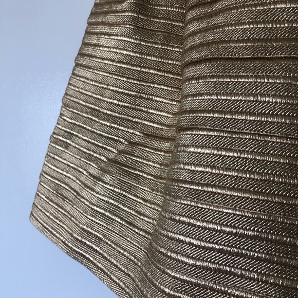 Pleated gold skirt - Picture 2 of 4